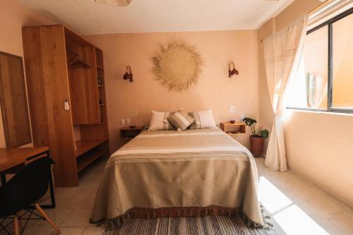 Ένα ή περισσότερα κρεβάτια σε δωμάτιο στο Casa Pina close to Santo Domingo Church