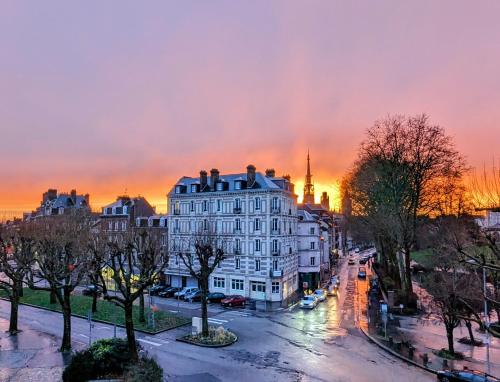 - une vue sur un bâtiment d'une ville au coucher du soleil dans l'établissement La Flèche Saint Vivien: Hypercentre & Cathédrale, à Rouen