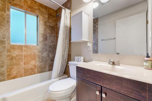 La salle de bains est pourvue de toilettes, d'un lavabo et d'une fenêtre. dans l'établissement Escape at Edgewood, à Stateline