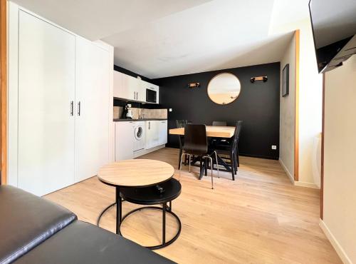 une cuisine et une salle à manger avec une table et des chaises dans l'établissement T3 au cœur du centre historique de Briançon #2, à Briançon