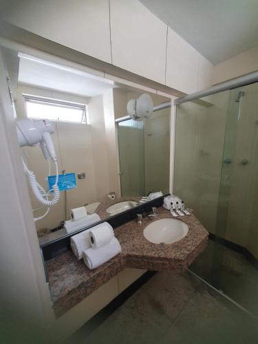 Um banheiro em Via Contorno Hotel
