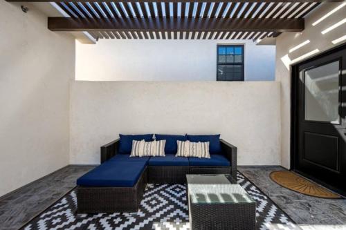 a living room with a blue couch in a room at Zion Haus in Hurricane