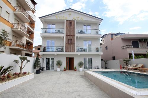 Bazén v ubytování Hotel Villa ATA nebo v jeho okolí