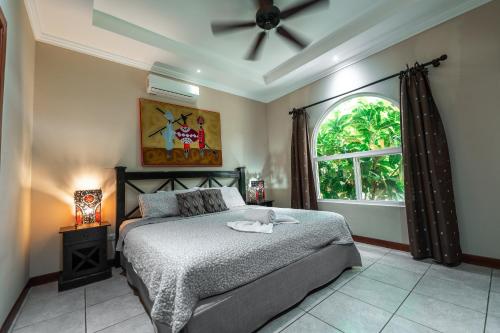 Giường trong phòng chung tại Villa Zen By Vacation Pura Vida