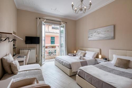um quarto de hotel com duas camas e uma janela em Your House Rooms em Génova