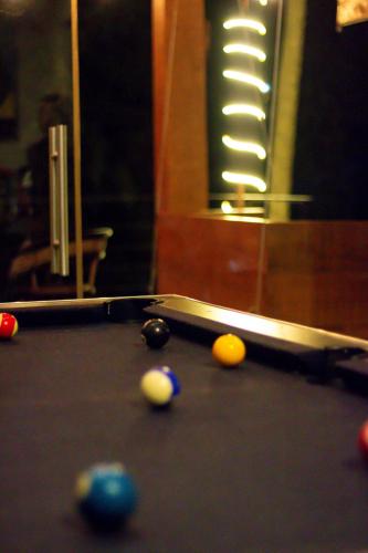 a billiard pool table with balls in the middle at Luahara Glamping Tapalpa - Domo Natural Experience in Tapalpa