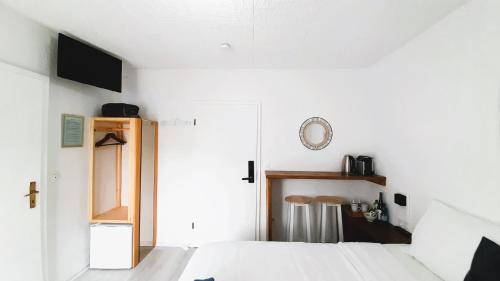 a bedroom with a bed and a clock on the wall at Blue Lagoon in Nehren
