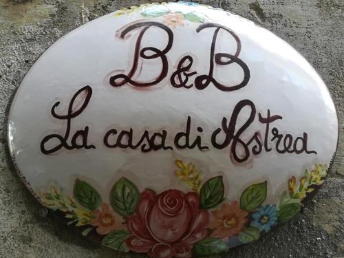 una torta bianca con le parole "bc old" stabilite sopra. di La casa di Astrea a Caiazzo