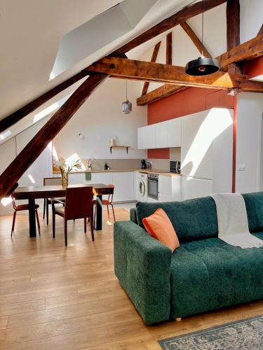 un salon avec un canapé vert et une table dans l'établissement Appartement Zola, à Troyes