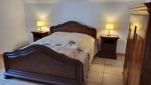 - une chambre avec un lit et deux lampes sur les tables dans l'établissement Le REFUGE, à Kintzheim