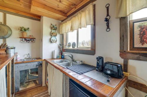 PurdyにあるPet-Friendly Purdy Home with Horse Stables and Trails!のシンクと電子レンジ付きのキッチン