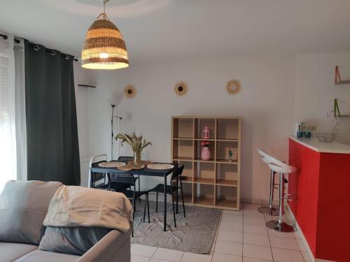 un salon avec un canapé et une table dans l'établissement Logement entier - appartement, à Bordeaux