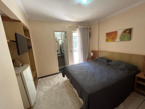 a small bedroom with a bed and a bathroom at Condomínio residencial DIROMA RIO QUENTE in Rio Quente