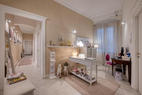 un soggiorno con tavolo e scrivania di Your House Rooms a Genova