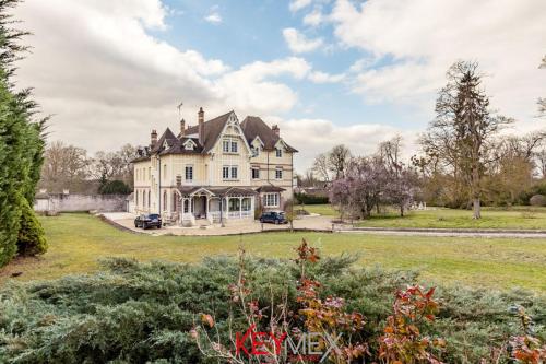 APPARTEMENT CHESTERFIELD SPACIEUX DANS CHATEAU CALME PARKING privé