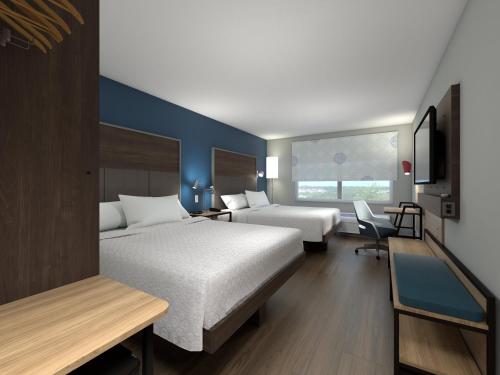 um quarto de hotel com duas camas e uma janela em Tru By Hilton Wisconsin Dells em Wisconsin Dells