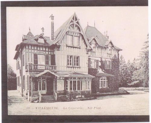 Photo de la galerie de l'établissement APPARTEMENT CHESTERFIELD SPACIEUX DANS CHATEAU CALME PARKING privé, à Senlis