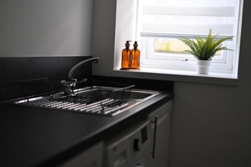 Una encimera de cocina con un fregadero y una ventana. en 1 Bedroom Flat in Dundee, en Dundee