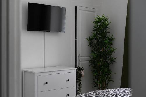 a bedroom with a tv on top of a dresser at 1 Bedroom Flat in Dundee in Dundee