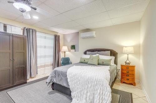 un dormitorio con una cama y una ventana en Cozy Jonesboro Studio with Patio about 22 Mi to Atlanta!, en Jonesboro