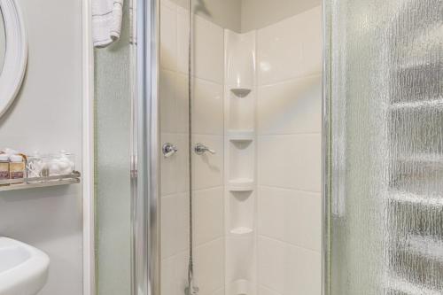 una ducha con puerta de cristal en un baño en Cozy Jonesboro Studio with Patio about 22 Mi to Atlanta!, en Jonesboro
