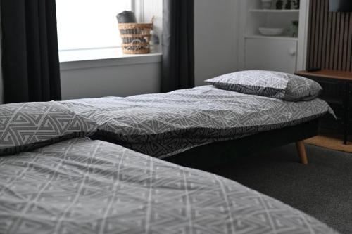 2 camas individuales en un dormitorio con ventana en 1 Bedroom Flat in Dundee, en Dundee