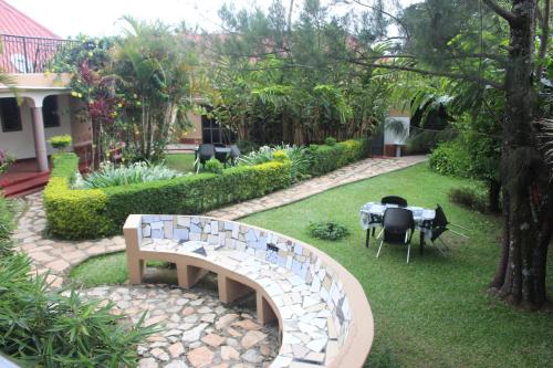 Un jardín fuera de Montane Safaris Hotel