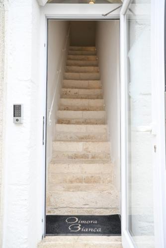 a stairway leading up to a room with a staircase at DIMORA BIANCA in Triggianello