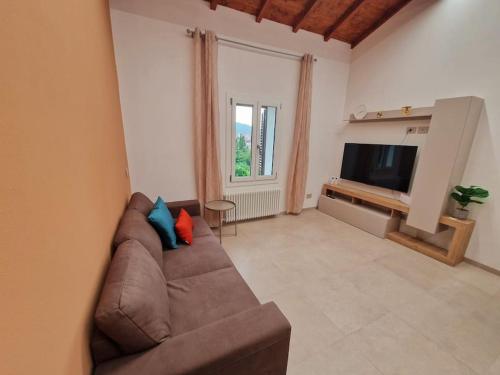 a living room with a couch and a flat screen tv at Appartamento Ombra in Pontassieve