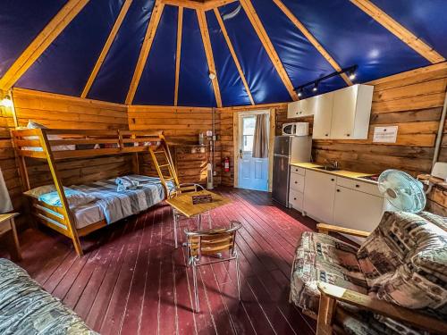 Una habitación con cama y una cocina en una cabaña en Auberge Du Vieux Moulin en Sainte-Émélie-de-lʼÉnergie