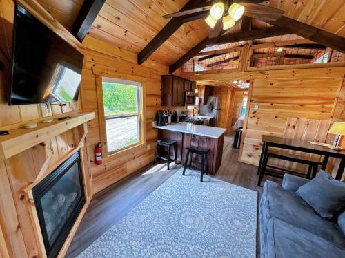 TV a/nebo společenská místnost v ubytování BMV6 Tiny Home village near Bretton Woods