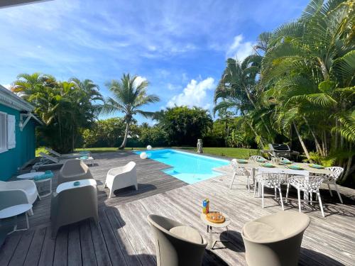 Bazén v ubytování OCEAN LODGE Saint Anne Guadeloupe nebo v jeho okolí