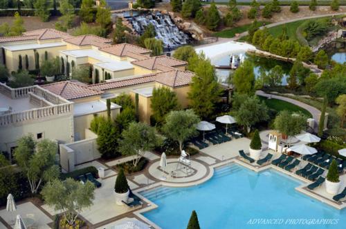 une vue aérienne d'un complexe avec piscine dans l'établissement Hilton Lake Las Vegas Resort & Spa, à Las Vegas