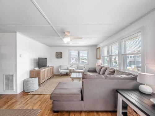 a living room with a couch and a tv at Mountains to Sea in Topsail Beach