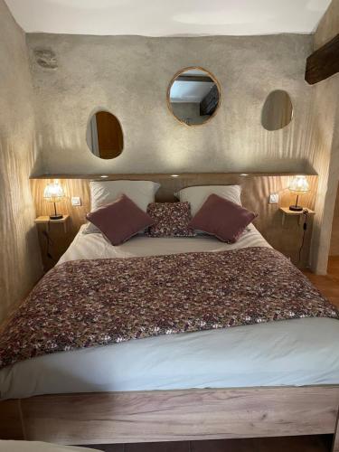 מיטה או מיטות בחדר ב-Moulin de l’Arcas