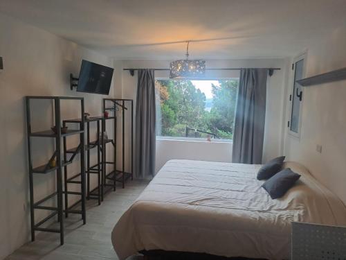 1 dormitorio con cama y ventana en Aucapillan en San Carlos de Bariloche