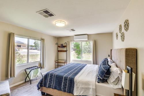 ein Schlafzimmer mit einem Bett und zwei Fenstern in der Unterkunft Escondido Vineyard Estate Walk to Wineries! in Escondido