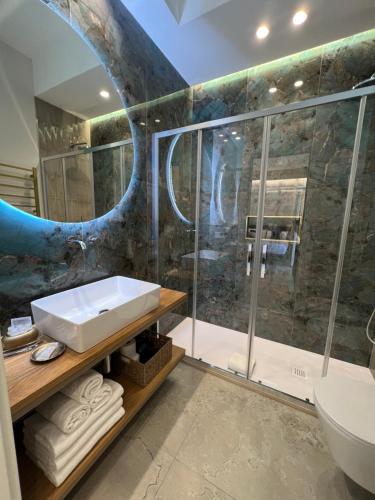 Ένα μπάνιο στο Elegant Rooms