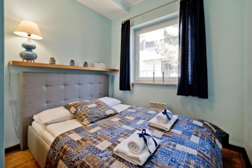 Ένα ή περισσότερα κρεβάτια σε δωμάτιο στο BlueApart Apartamenty Jurata