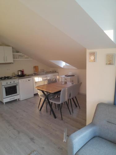 Кухня или мини-кухня в Apartment close to the sea in the most central of city
