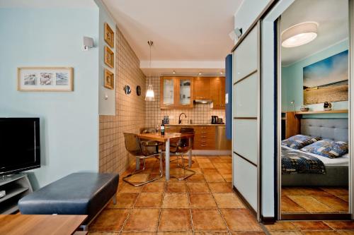 Η κουζίνα ή μικρή κουζίνα στο BlueApart Apartamenty Jurata