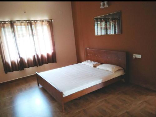 a bedroom with a bed in a room with a window at Fortuna in Kammasandra