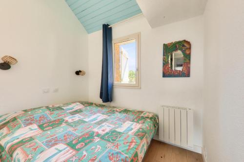 une chambre avec un lit et une fenêtre dans l'établissement Résidence Port du Crouesty - maeva Home - Appartement 4 pièces 7 personnes - Confort MAE-0701, à Arzon