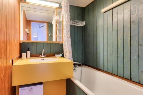 une salle de bain avec un lavabo et une baignoire dans l'établissement Résidence Port du Crouesty - maeva Home - Appartement 4 pièces 7 personnes - Confort MAE-0701, à Arzon