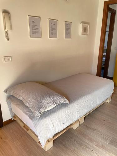 Postel nebo postele na pokoji v ubytování Ortighera Monolocale Relax sulla ciclabile