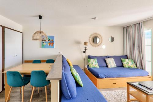 un salon avec un lit et une table dans l'établissement Résidence Port du Crouesty - maeva Home - Appartement 2 pièces 4 personnes - Confort MAE-8431, à Arzon
