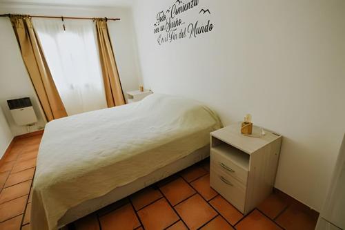 - une petite chambre avec un lit et une table de nuit dans l'établissement Lindo apartamento centrico y cómodo, à Ushuaia