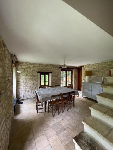 une cuisine et une salle à manger avec une table et des chaises dans l'établissement Charmant gîte entre Caen et la mer, à Loucelles