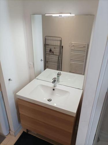une salle de bain avec un lavabo et un miroir dans l'établissement 3 bedroom city-centre apartment, à Aix-en-Provence