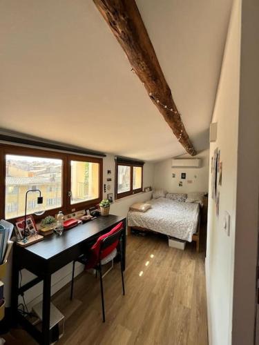 une chambre avec un bureau et une chambre avec un lit dans l'établissement 3 bedroom city-centre apartment, à Aix-en-Provence